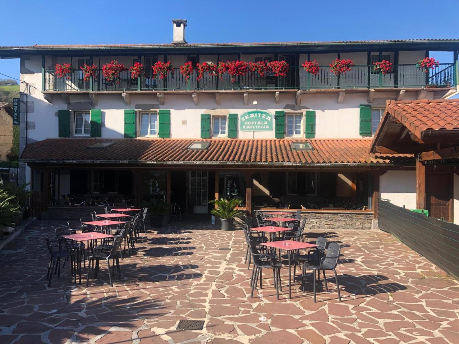 Отель Hostal Ekaitza Лесака Экстерьер фото