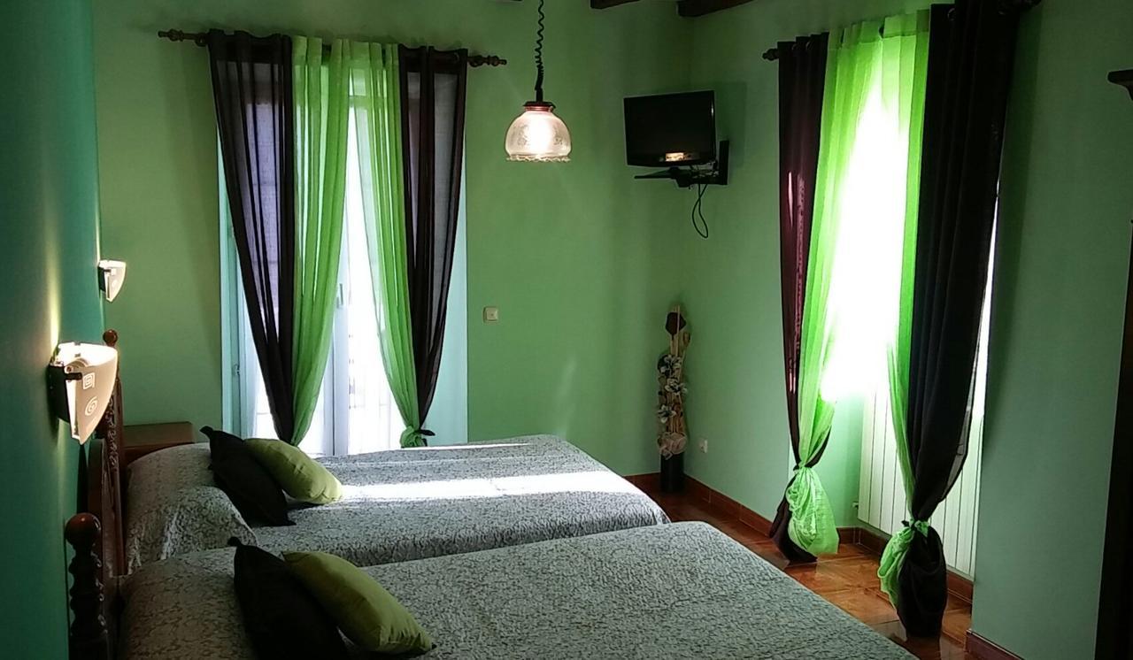 Отель Hostal Ekaitza Лесака Экстерьер фото