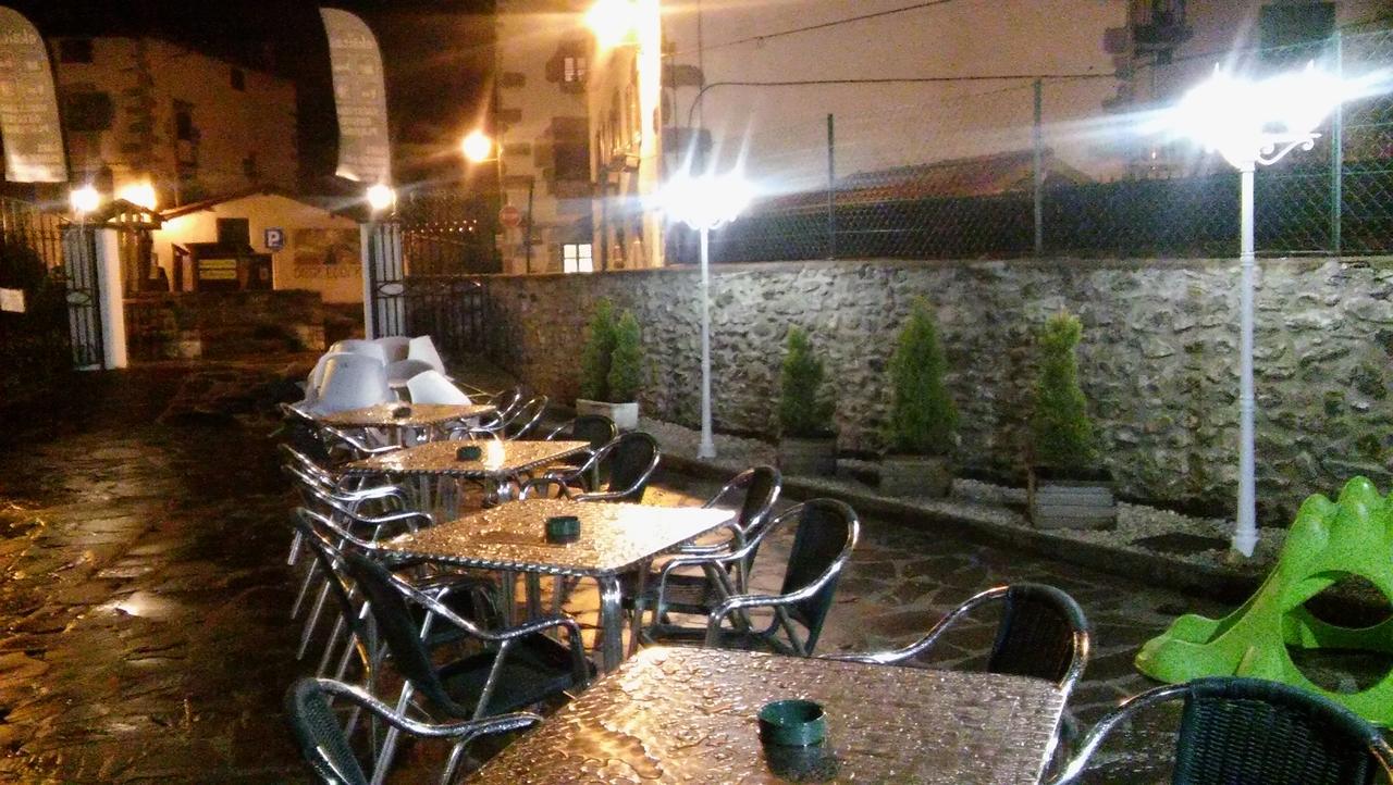 Отель Hostal Ekaitza Лесака Экстерьер фото