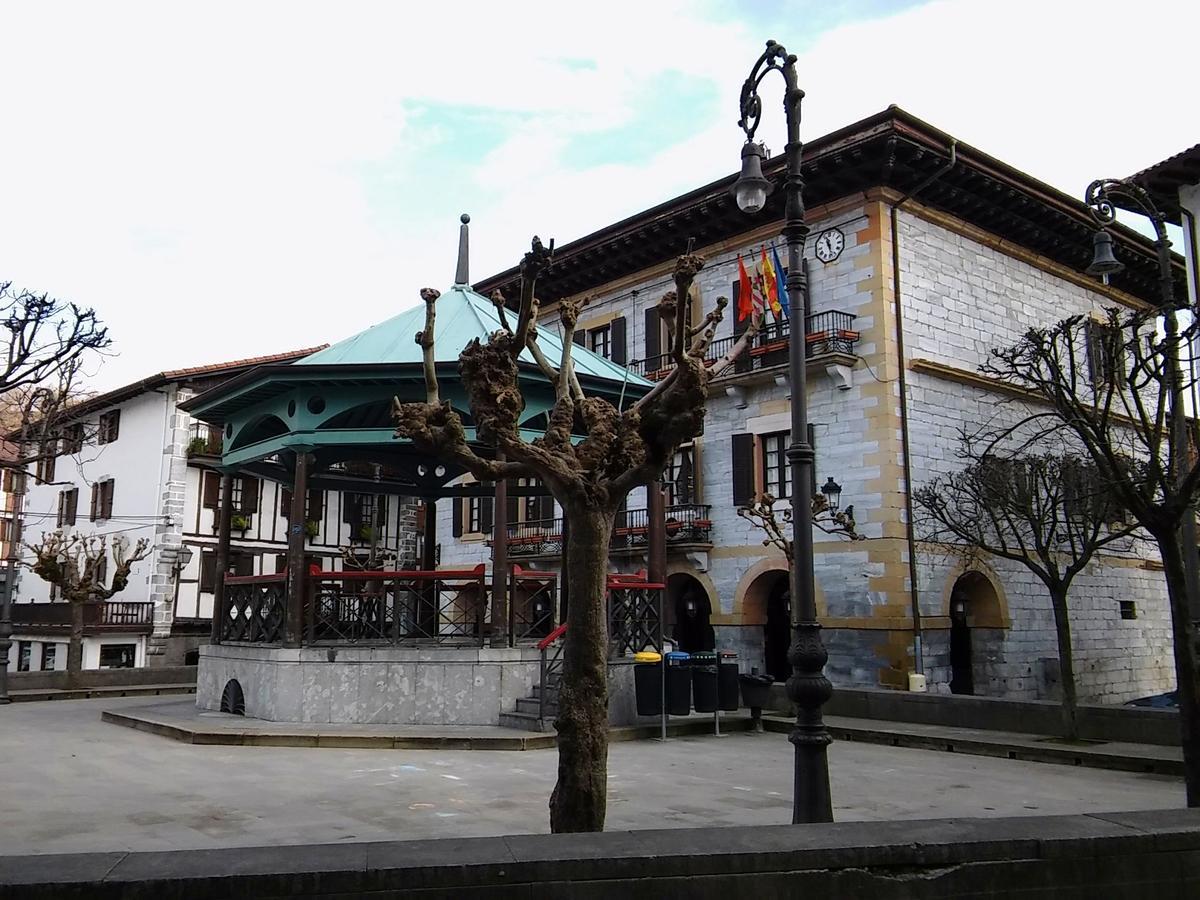 Отель Hostal Ekaitza Лесака Экстерьер фото