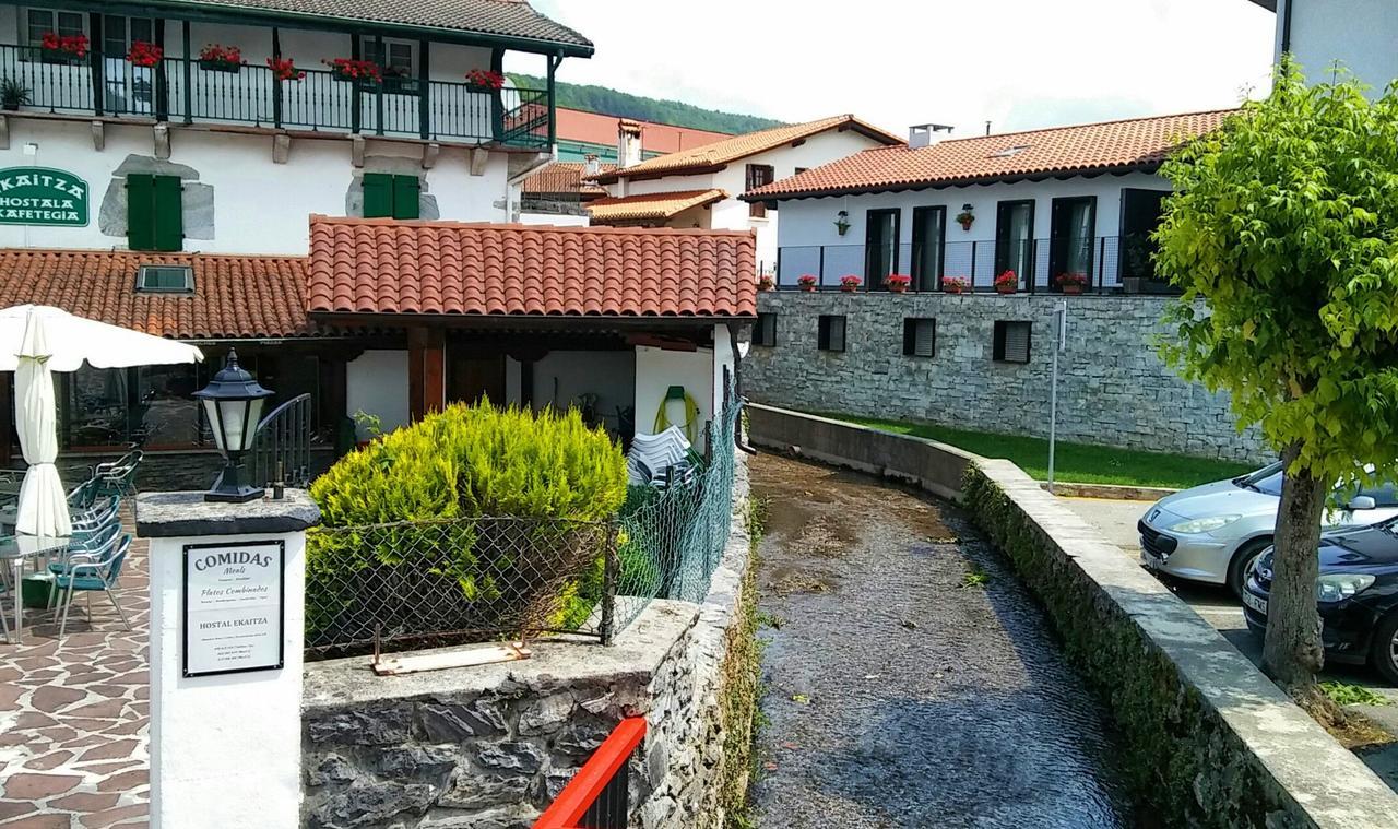 Отель Hostal Ekaitza Лесака Экстерьер фото