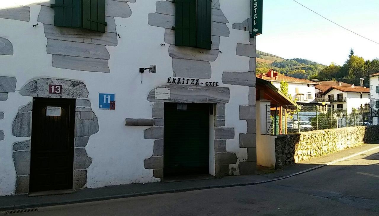 Отель Hostal Ekaitza Лесака Экстерьер фото
