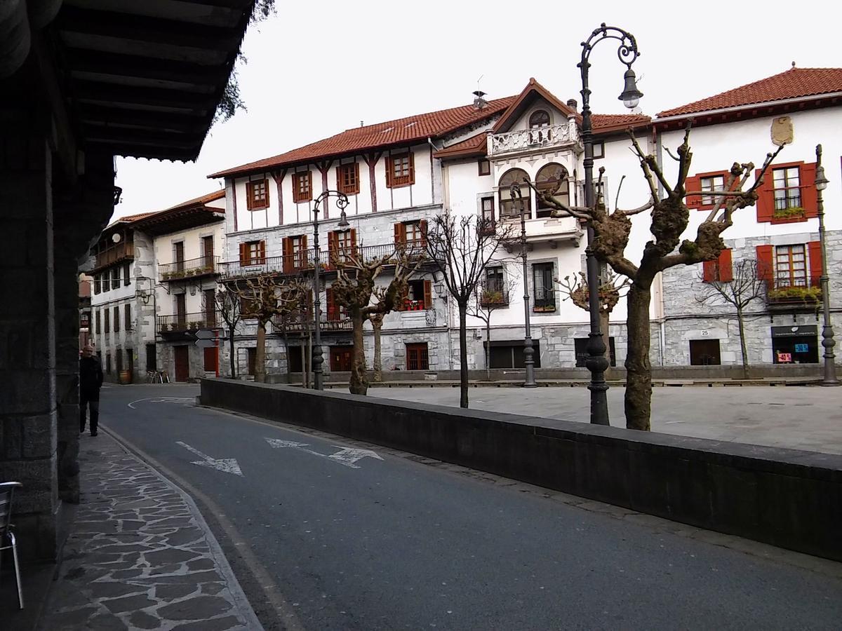 Отель Hostal Ekaitza Лесака Экстерьер фото