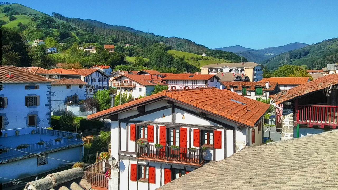 Отель Hostal Ekaitza Лесака Экстерьер фото